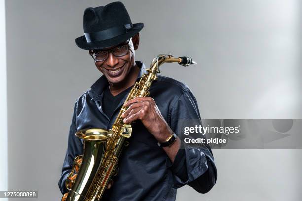 musicien avec le saxophone et le grand sourire - saxaphone portrait photos et images de collection