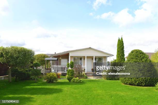 hermosa casa de campo y jardín - suburban fotografías e imágenes de stock