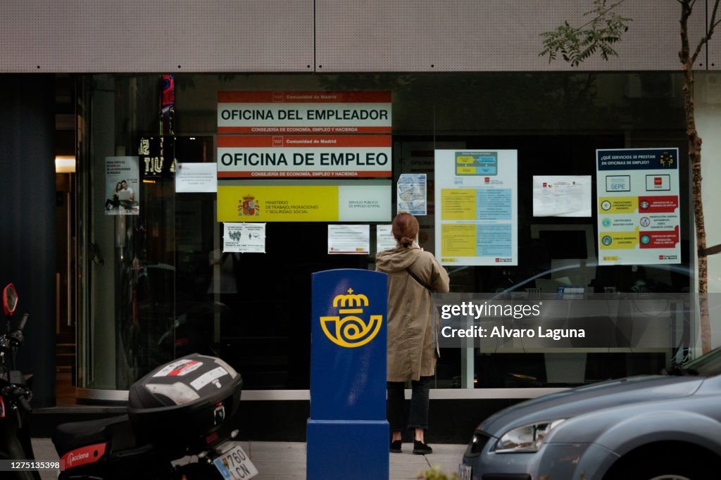 Mujer frente a una oficina de empleo (SEPE)