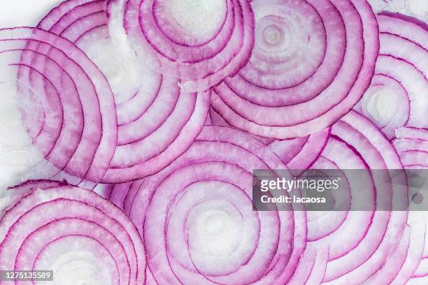 red onion slices - red onion top view stock pictures, royalty-free photos & images