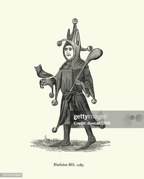 illustrations, cliparts, dessins animés et icônes de fou médiéval, bouffon retenant un hibou, des cloches et un club - gravure sur bois