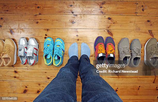 footwear decisions - footwear photos et images de collection