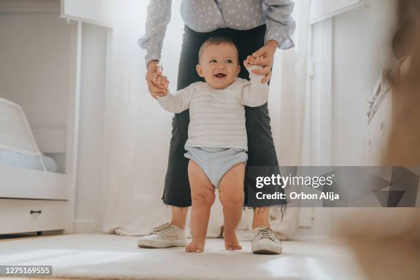 baby's first steps - primeiros passos imagens e fotografias de stock