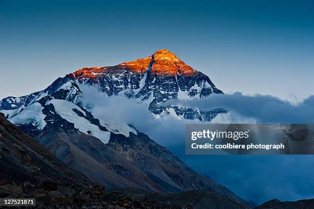 evening light cast on top of mount everest - everest stock pictures, royalty-free photos & images