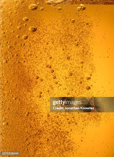 close up tiny beer bubbles - beer close up stock-fotos und bilder