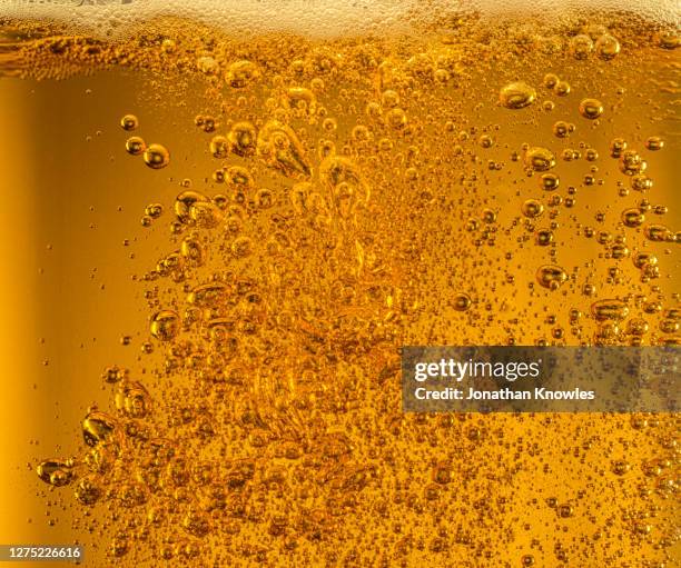 close up bubbles in beer - beer close up stock-fotos und bilder