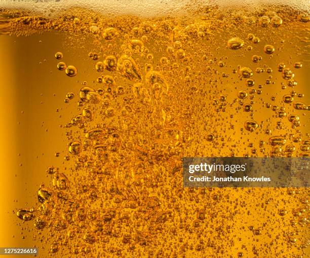 close up bubbles in beer - cerveza-tipo-ale fotografías e imágenes de stock