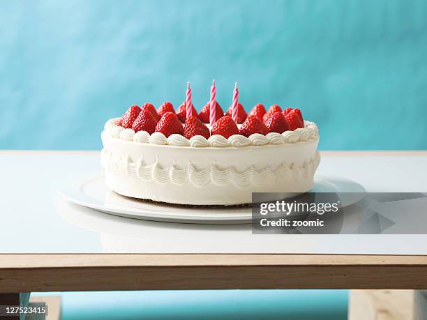 cake with blue background - pastel fotografías e imágenes de stock