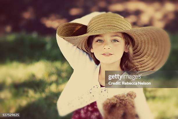 little girl in big straw hat - dream big stockfoto's en -beelden
