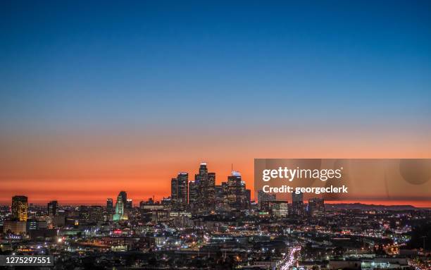 la skyline in der dämmerung - los angeles skyline stock-fotos und bilder