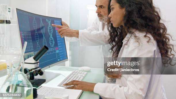 Research Computer Screen Science Research Screen Photos and Premium High Res Pictures - Getty Images