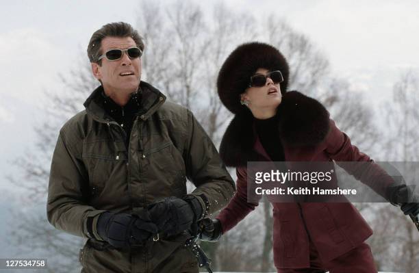 Irish actor Pierce Brosnan as 007 and French actress Sophie Marceau as Elektra King in the James Bond film 'The World Is Not Enough', 1999.