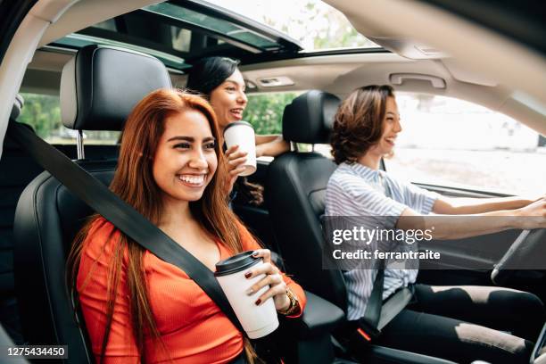 friends car pooling - fahrgemeinschaft stock-fotos und bilder