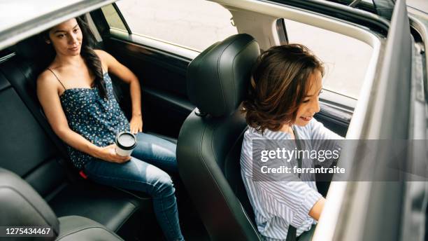 vrienden car pooling - car sunroof stockfoto's en -beelden