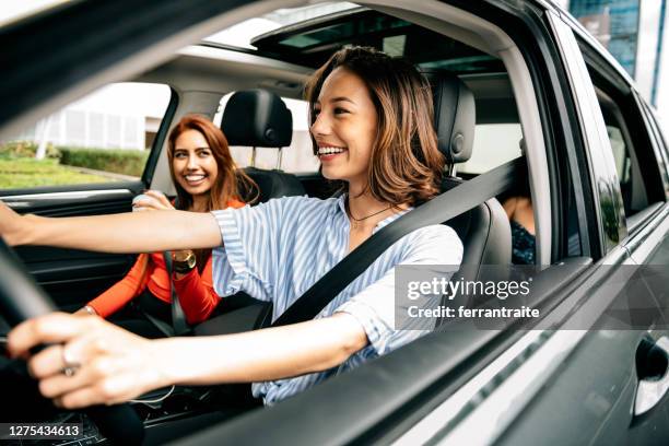 friends car pooling - carsharing stock-fotos und bilder