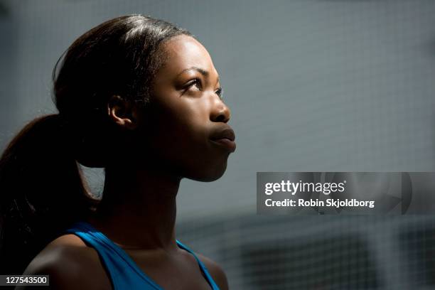 femme à la recherche jusqu'au feu de signalisation - athletics photos et images de collection