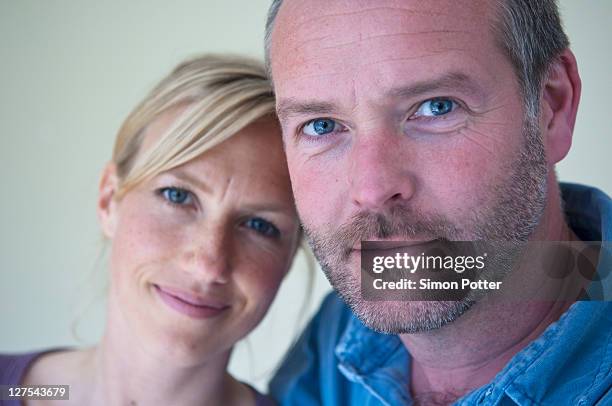 smiling couple hugging - 30 34 jaar stockfoto's en -beelden
