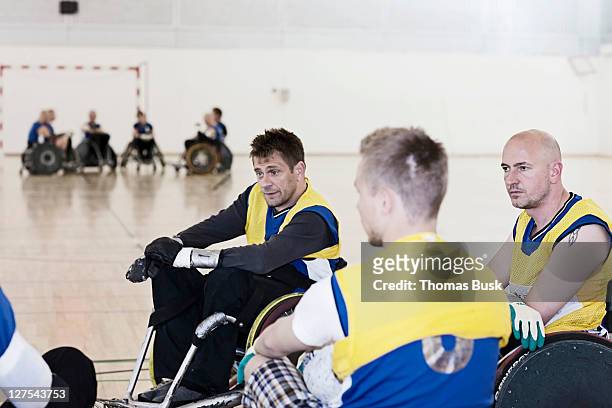 para rugby team talking during time-out - wheelchair rugby stockfoto's en -beelden