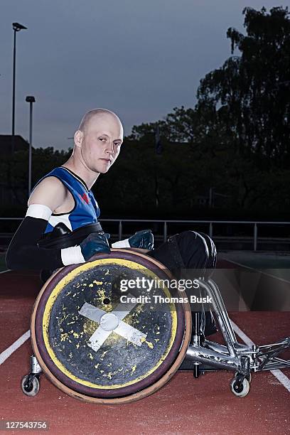 para rugby player in wheelchair on track - wheelchair rugby stockfoto's en -beelden