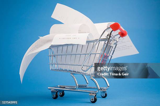 receipts in shopping cart - kassenbon stock-fotos und bilder