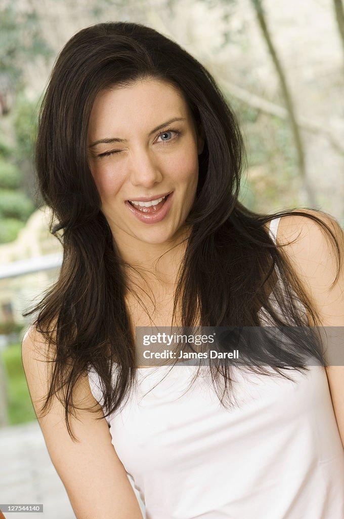 Mulher sorridente Piscar o Olho