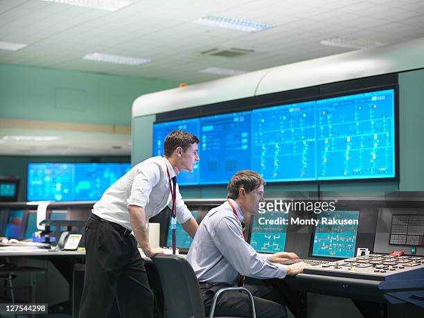 operators in power station control room - 管制室 ストックフォトと画像