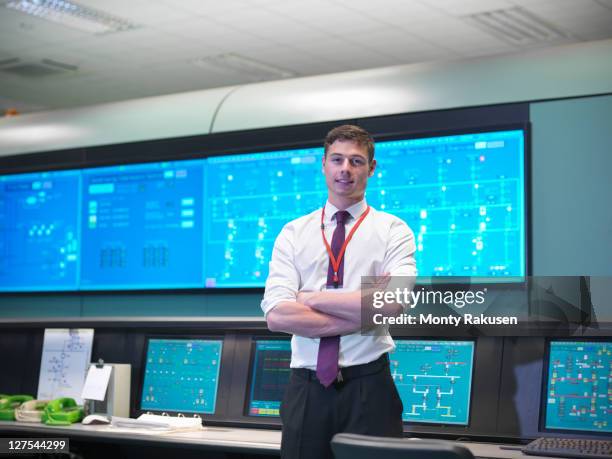 operator in power station control room - overhemd en stropdas stockfoto's en -beelden