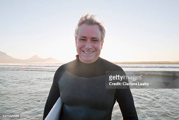 sonriendo surfista en agua - surfer portrait fotografías e imágenes de stock