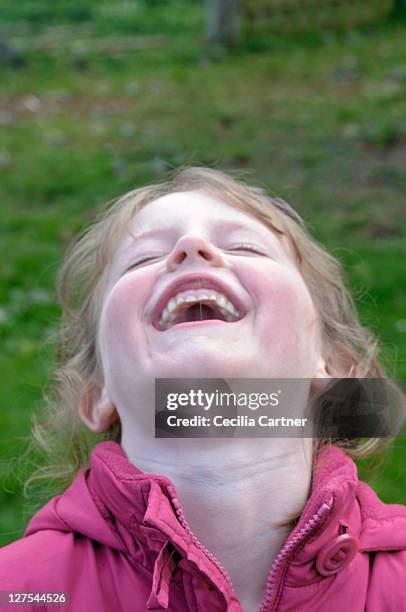 primer plano de niña sonriente en el patio - de espalda fotografías e imágenes de stock