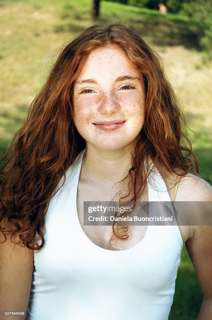 Chica sonriente al aire libre