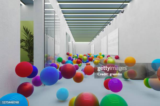stuiterende kleurrijke bollen in leeg bureau - bouncing ball stockfoto's en -beelden