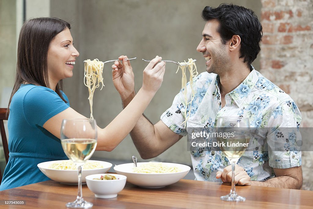 Couple nourrir les autres spaghetti