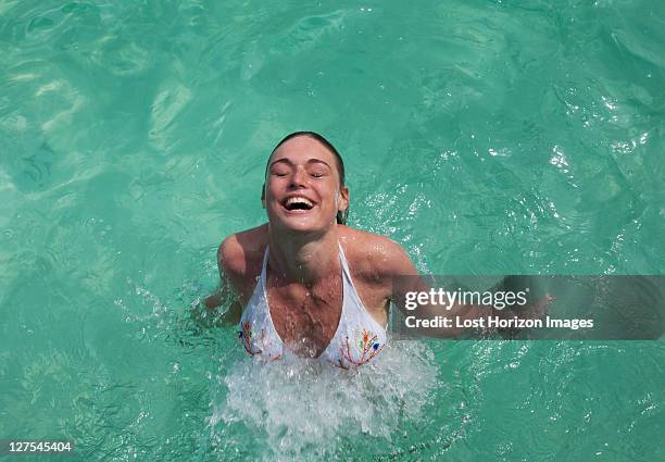 frau schwimmen im tropischen meer - auftauchen wasser stock-fotos und bilder