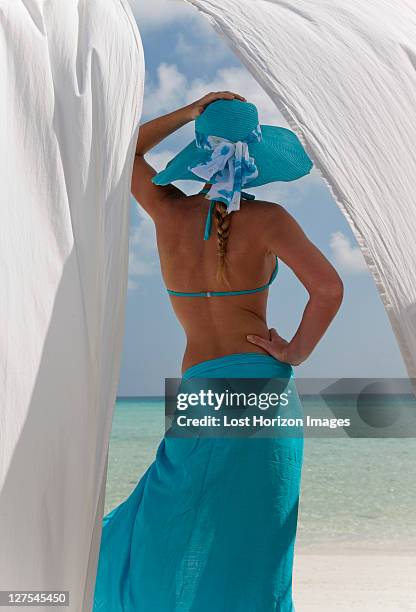 mulher na praia por trás das cortinas brancas - sarong imagens e fotografias de stock