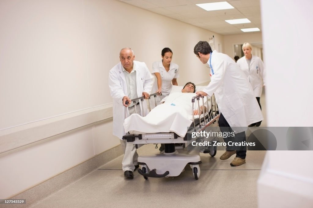Médicos paciente pelo corredor correndo
