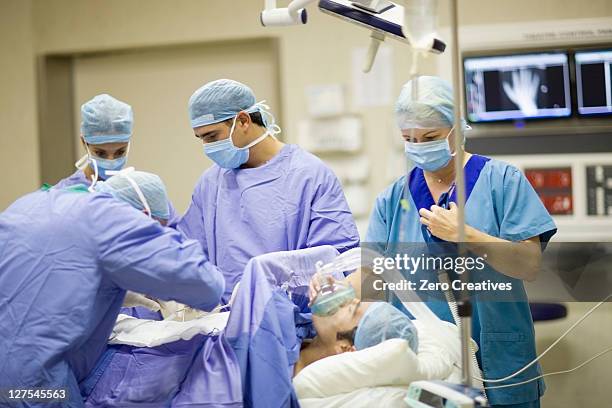 médico e enfermeiros realizar a operação - oxygen mask - fotografias e filmes do acervo