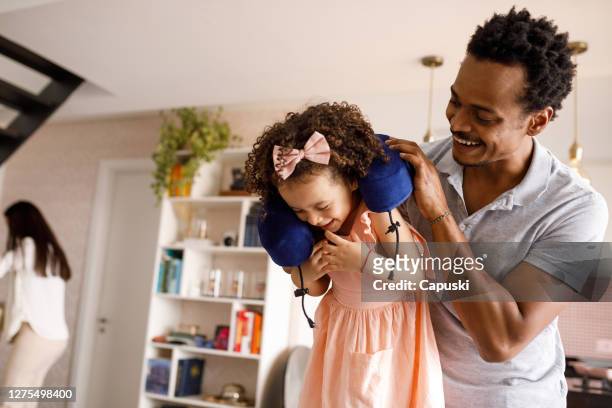 far och dotter leker med nackkudde - nackstöd bildbanksfoton och bilder