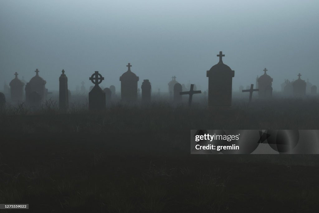 Gruseliger Friedhof bei Nacht