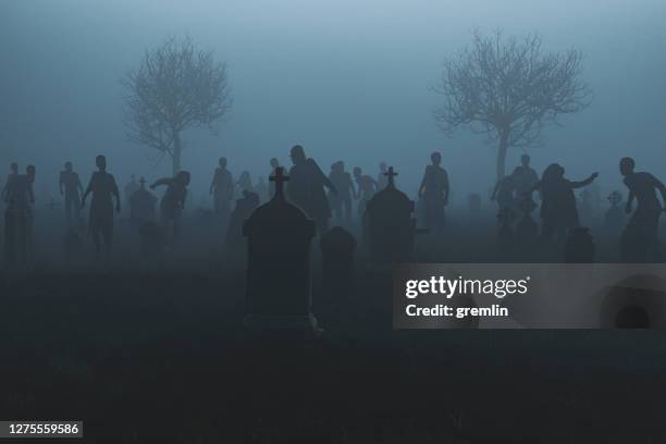 gruseliger friedhof mit nächtlichem spaziergang tot - zombies stock-fotos und bilder