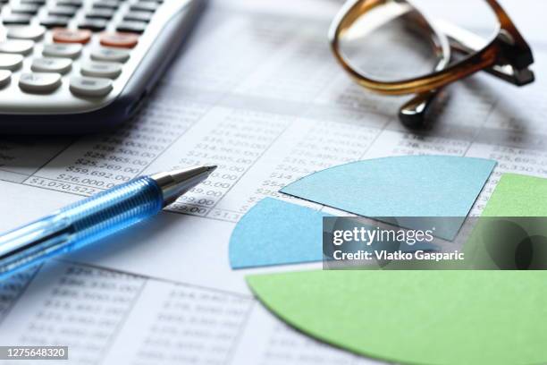 accounting and financial planning with pie chart and spreadsheets - bilan photos et images de collection