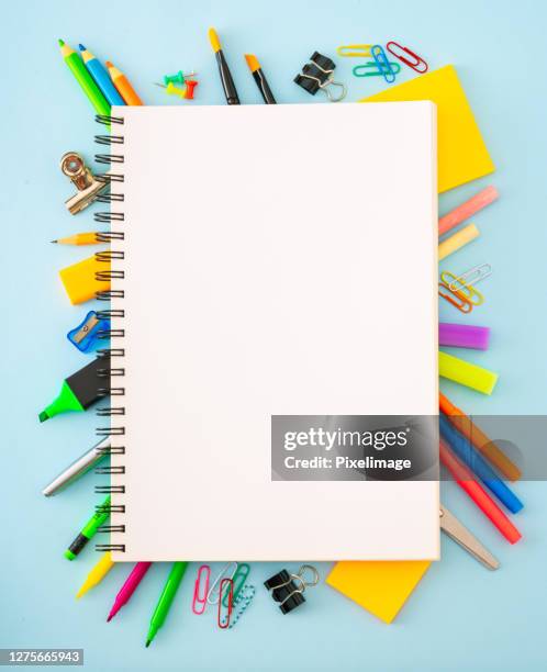 papelería escolar colorida y suministros sobre fondo azul - school supplies fotografías e imágenes de stock