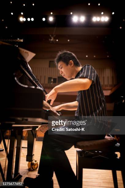 pianista che suona il pianoforte nella sala da concerto - concert hall foto e immagini stock