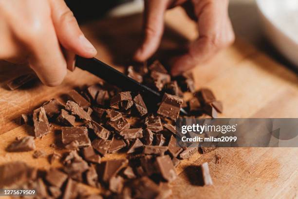 hacer cupcakes - chocolate fotografías e imágenes de stock