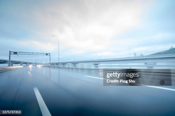 wet road - circuito de carreras de coches fotografías e imágenes de stock