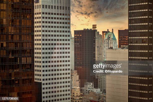 landscape new york city at 51st and madison ave - madison_avenue fotografías e imágenes de stock