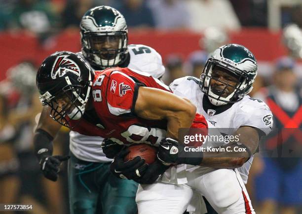 Tony Gonzalez of the Atlanta Falcons against Jamar Chaney and Jarrad Page of the Philadelphia Eagles at Georgia Dome on September 18, 2011 in...