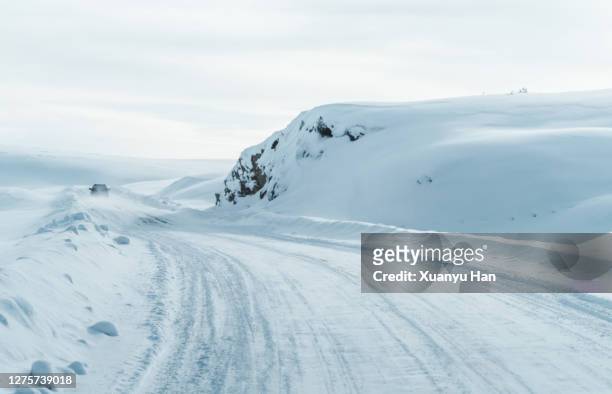 snow covered the empty road in winter - snow covered road stockfoto's en -beelden