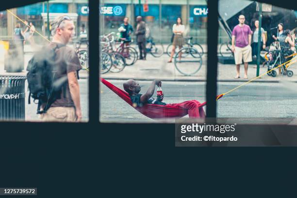 homeless person in new york city - astor place foto e immagini stock