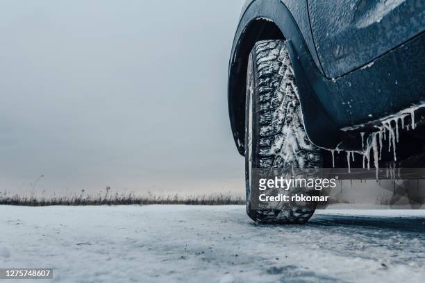 car rides on an icy road - bilar i snö bildbanksfoton och bilder
