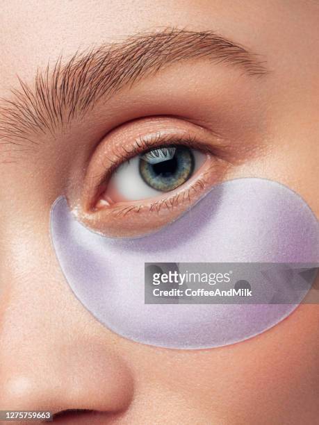 vrouw met ooglapjes onder haar ogen - eye patch stockfoto's en -beelden